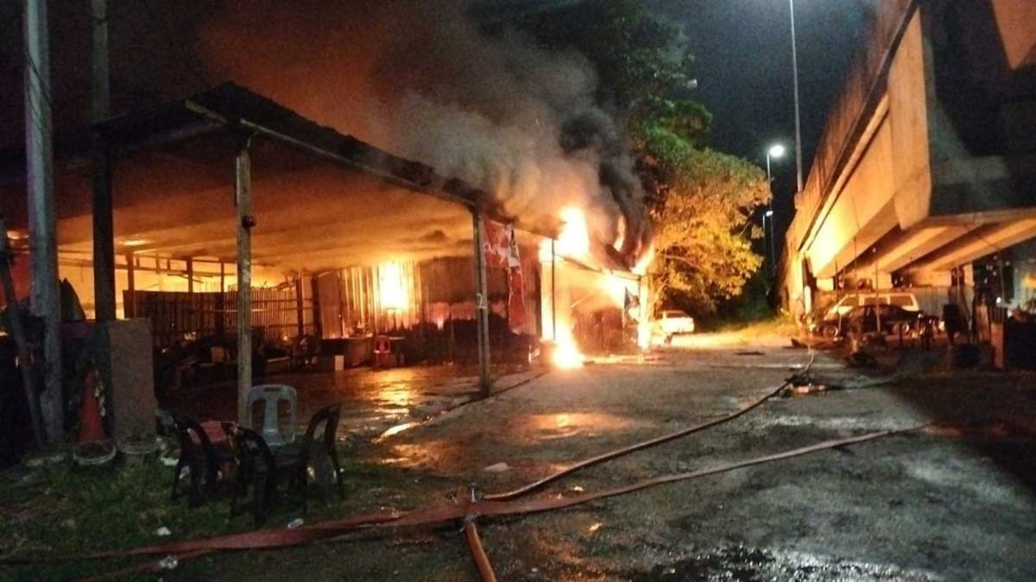 冼都火灾疑烟花引起:三店铺40辆摩托车与轿车全毁