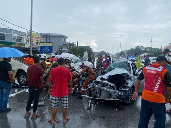 适耕庄轿车货卡相撞 1死2伤 龙卷风来袭致车祸