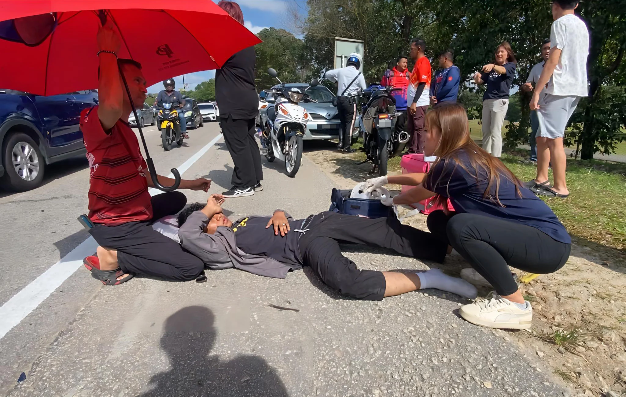 送餐员遇车祸受伤 父亲紧握双手不愿松开