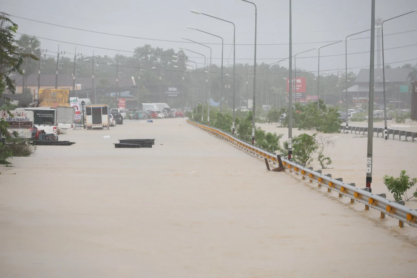 洪灾对交通和工程领域产生显著短期与长期影响