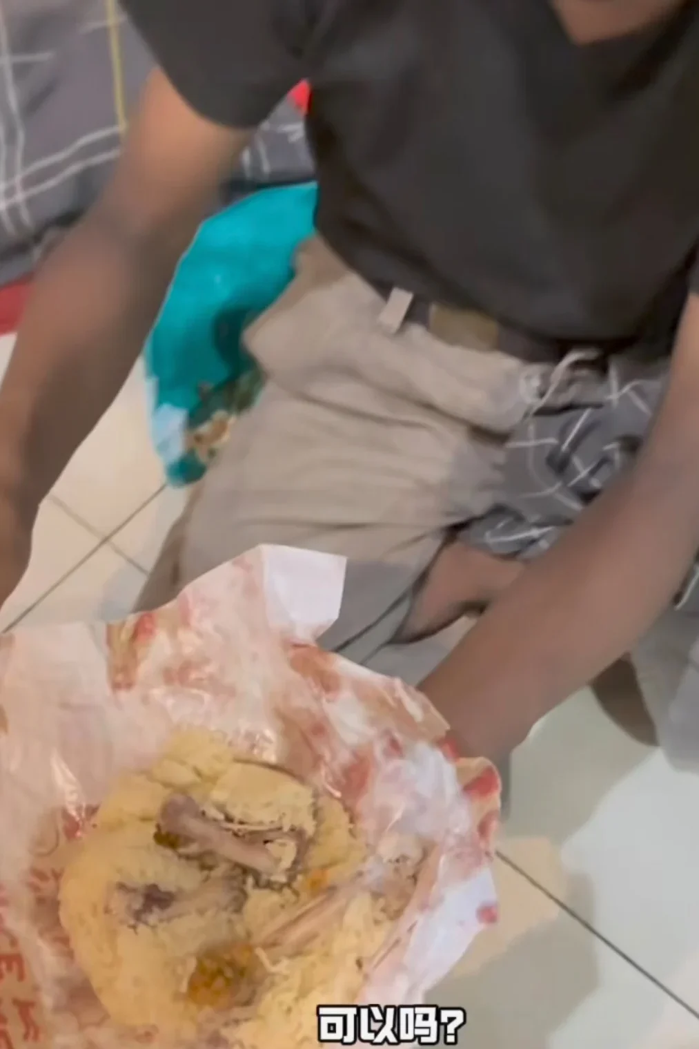 网红施舍鸡骨头