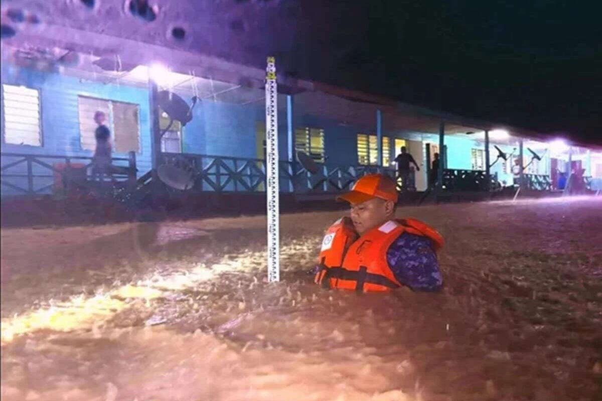 诗巫双溪瓜长屋遭遇严重水灾 豪雨致多车浸泡水中