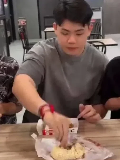 网红施舍鸡骨头