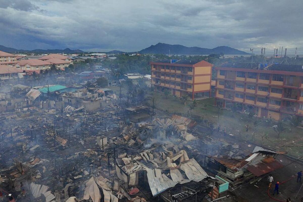 斗湖甘榜大火突袭沿海社区 至少40间木屋付之一炬