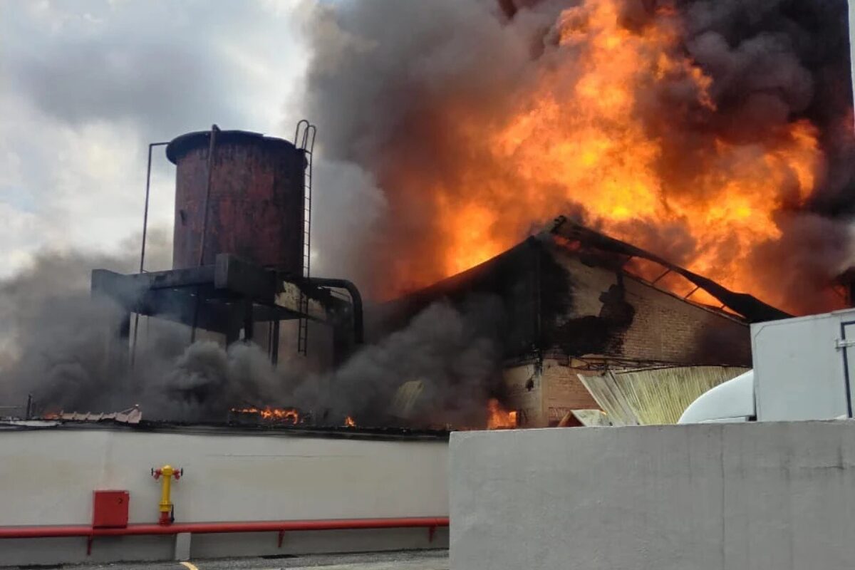 Sea Park工厂大火 居民紧急移车 场面宛如灾难现场